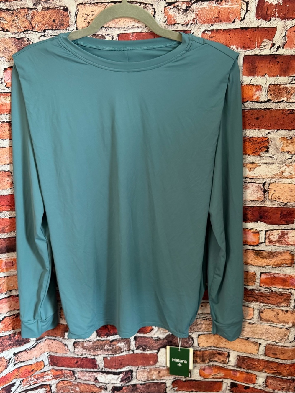 NWT Halara Women’s Small Sage Green Padded Shoulder Long Sleeve Stretch Top